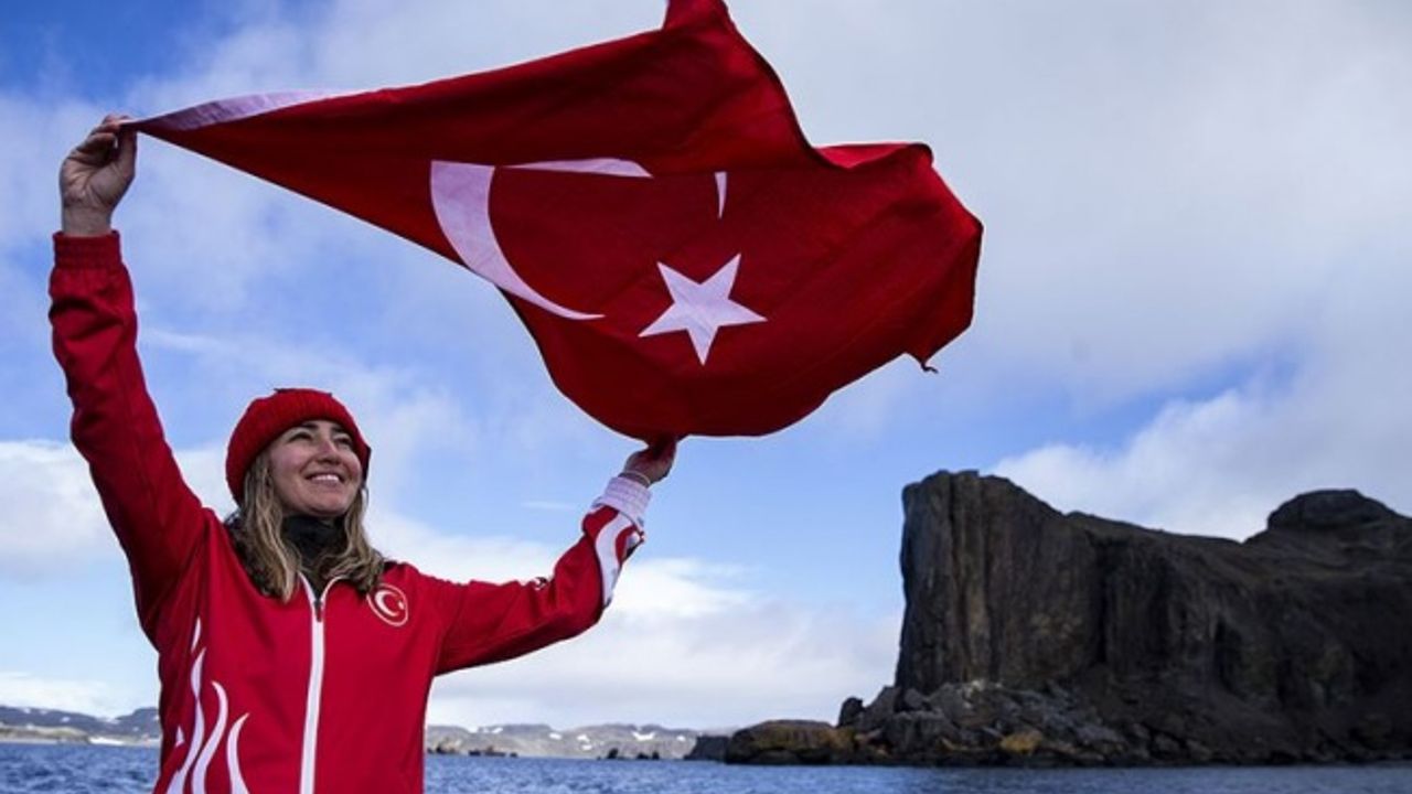 Milli sporcu Şahika Ercümen'den Antarktika'da tarihi dalış
