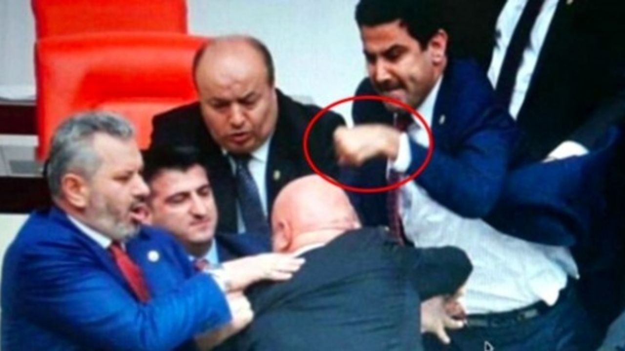 AK Partili vekilin eli, Özkoç'a attığı yumruk nedeniyle kırıldı
