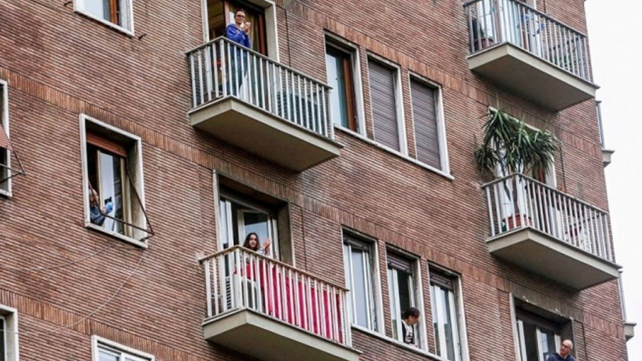 Avrupalılar Kovid-19 nedeniyle ilk kez zorunlu evlerine kapanıyor