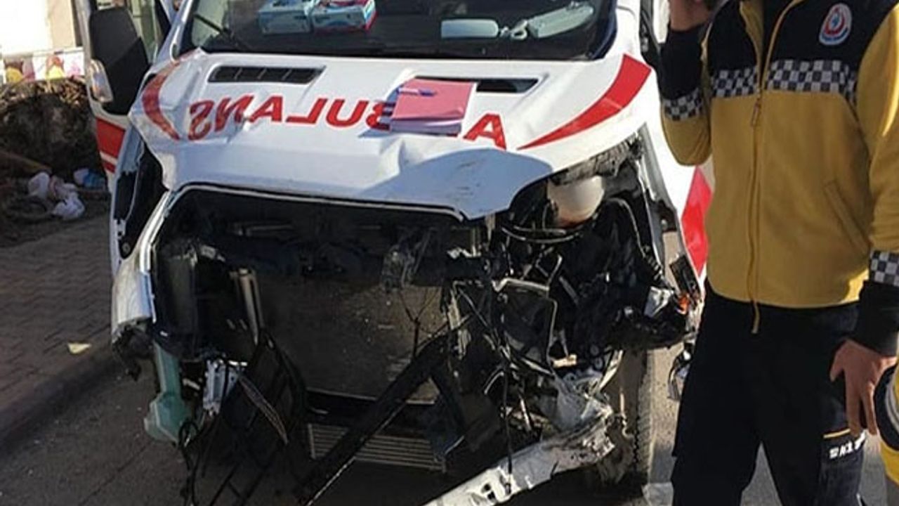 Konya'da ambulans tırla çarpıştı: 3 personel yaralı