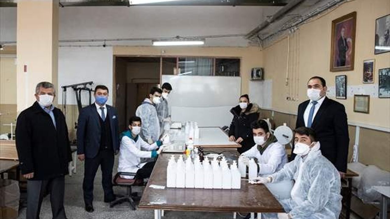 Öğrenciler dezenfektan üretimiyle 20'şer bin lira gelir elde etti