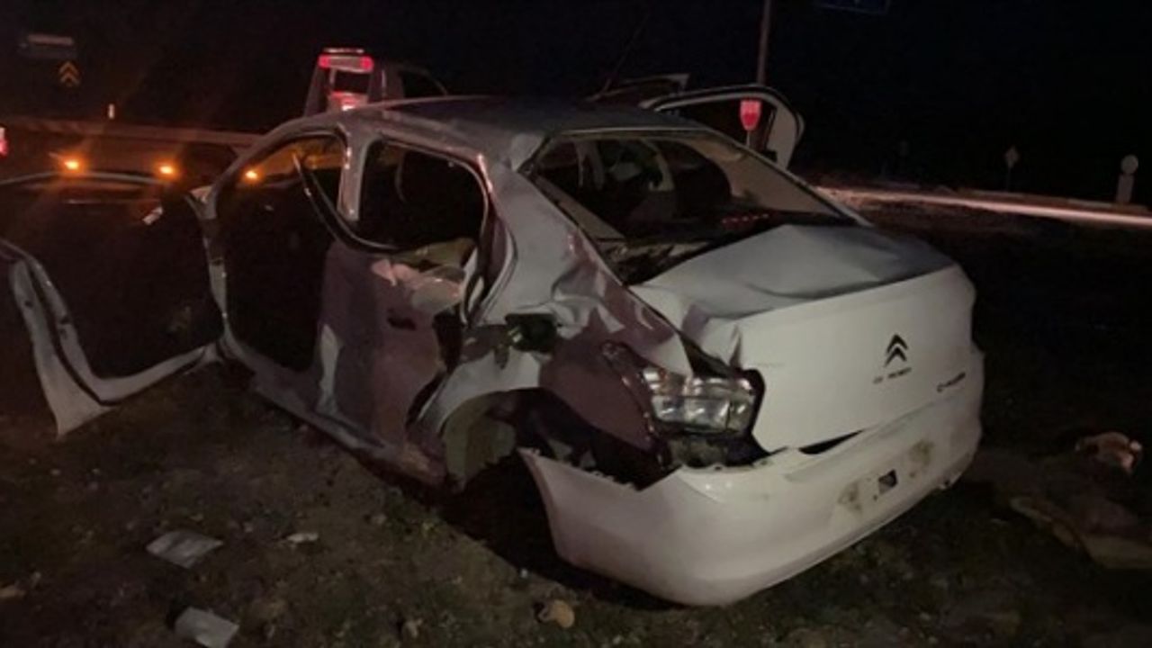 Afyonkarahisar'da tır ile otomobil çarpıştı: 3 kişi vefat etti