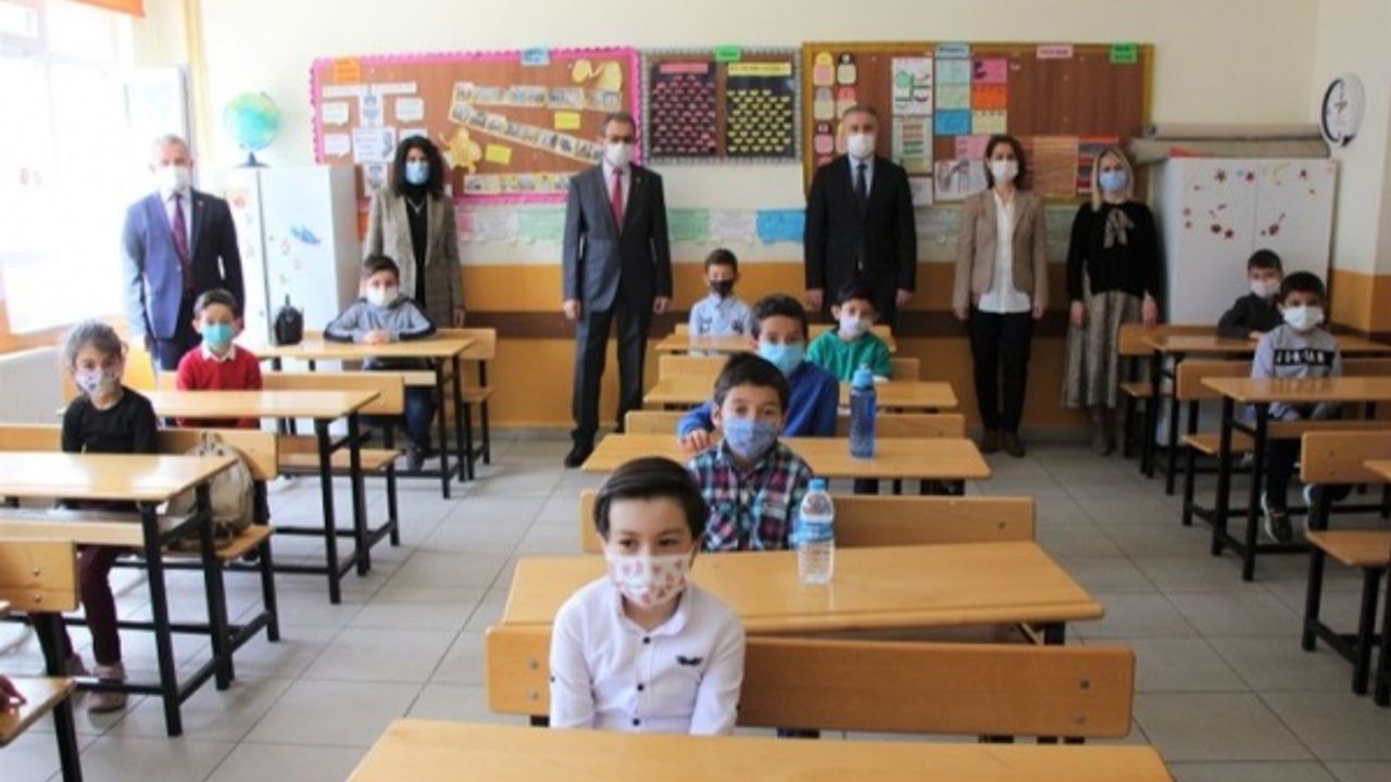 Amasya'da yaşayan Fazilet öğretmenden büyük özveri: Boş bir evi sınıfa çevirdi