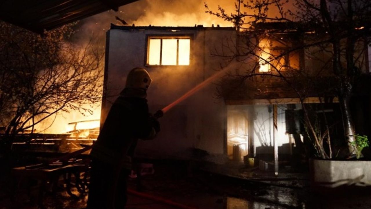 Kastamonu'da yangın, 4 ev küle döndü