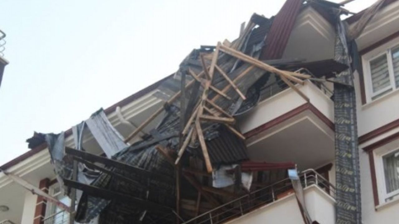 Ankara'da fırtına nedeniyle binaların çatısı uçtu