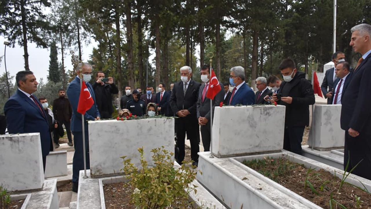 İLKSAN Yönetim Kurulu Şehit Öğretmen Orhan Gök ve Halis Şişman'ı mezarı başında andı