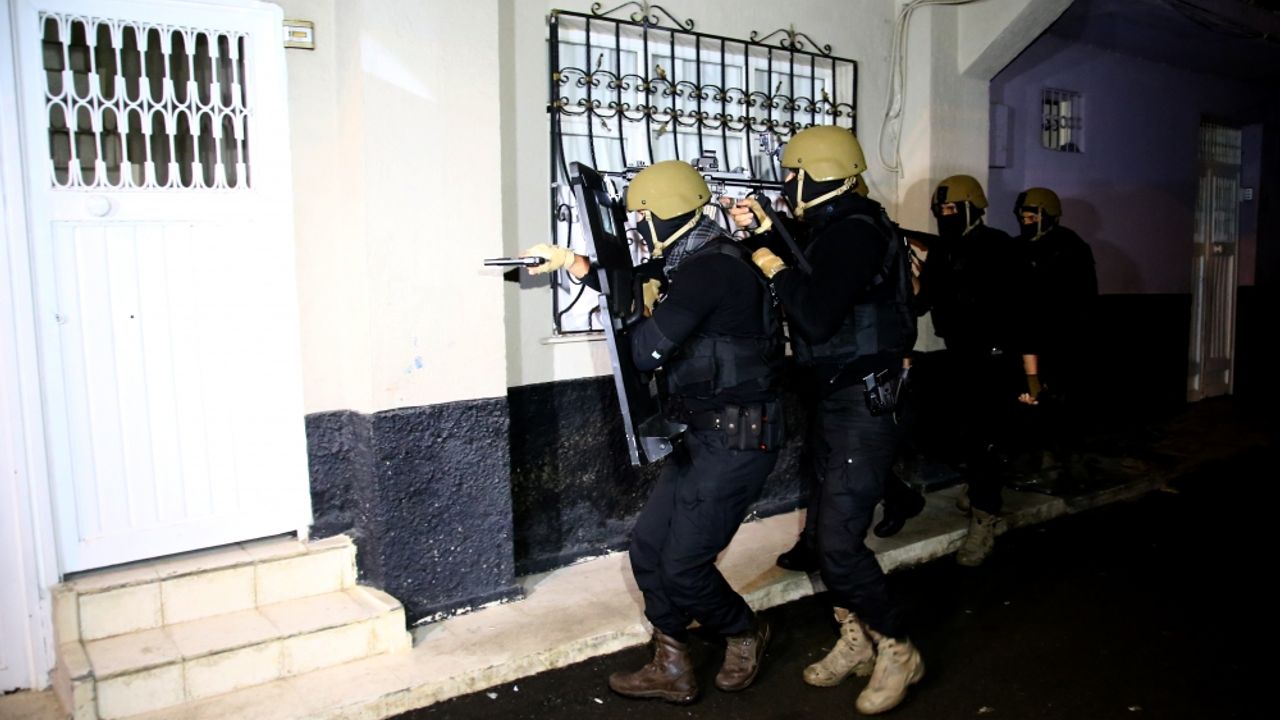 GÜNCELLEME - Adana'da PKK/KCK'ya yönelik operasyonda 17 zanlı yakalandı