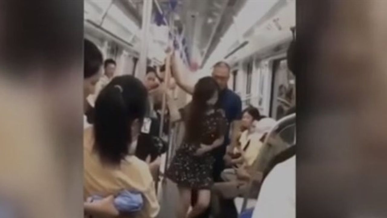 Metroda kadın yolcuya bıçak çeken şüpheli her yerde aranıyor