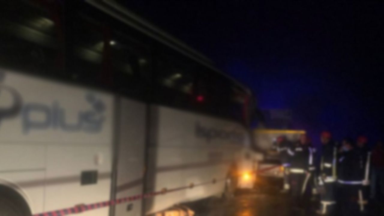 Yolcu otobüsü kaza yaptı, hostes öldü, 35 kişi yaralandı