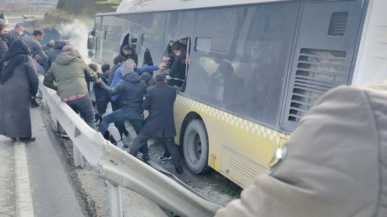 İETT otobüsü kaza yaptı! Yolcular camlar kırılarak çıkarıldı..
