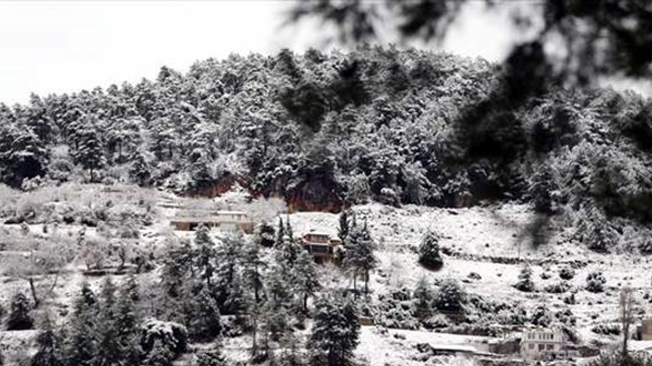 Antalya'nın bazı ilçelerinde kar yağışı etkili oluyor