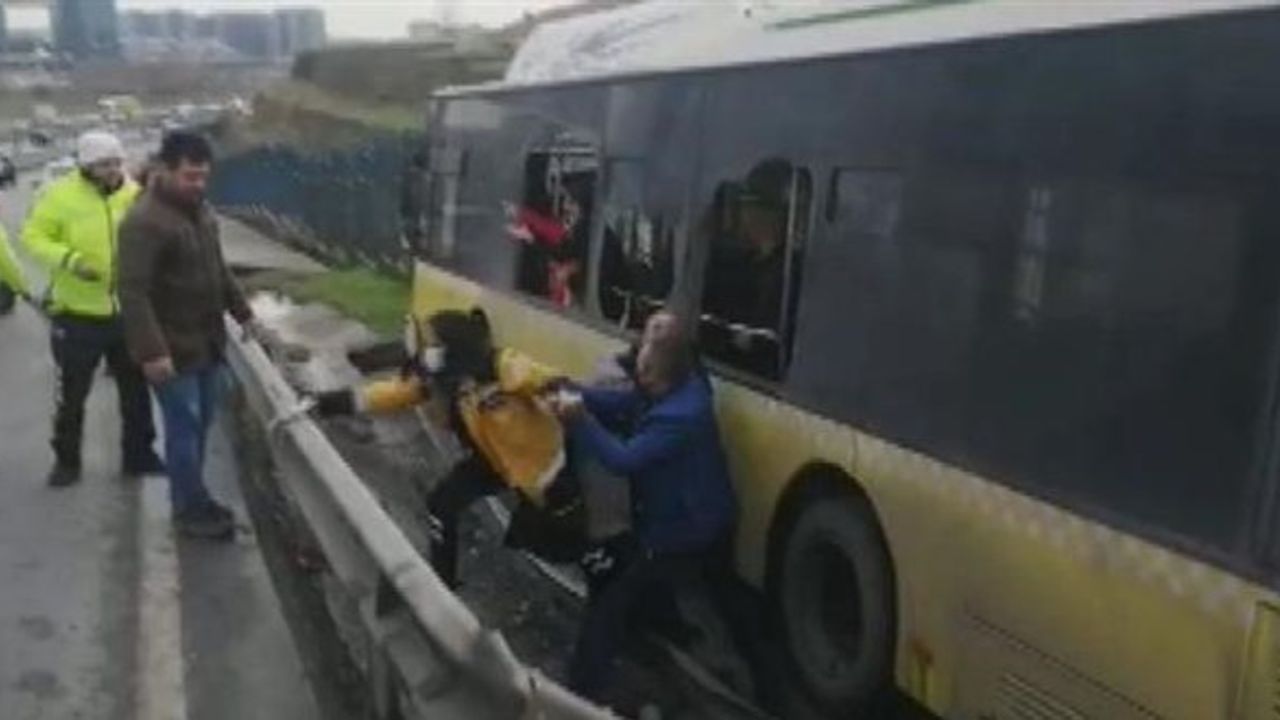 İstanbul'da İETT otobüsü yoldan çıktı: Yaralılar var