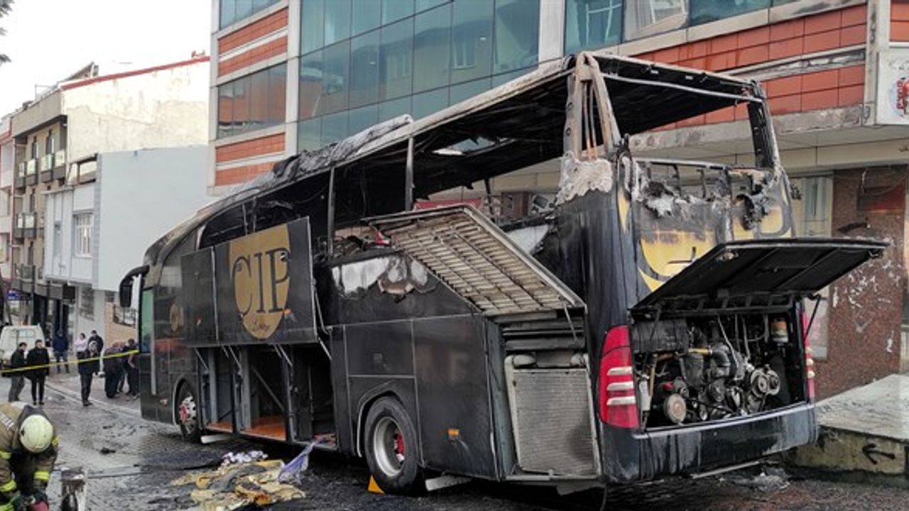 İstanbul'da park halindeki yolcu otobüsü yandı