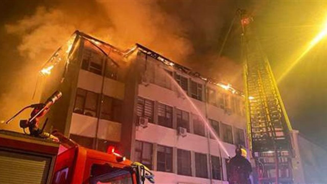 Kastamonu'da kamu kurumlarının bulunduğu binadaki yangına müdahale ediliyor