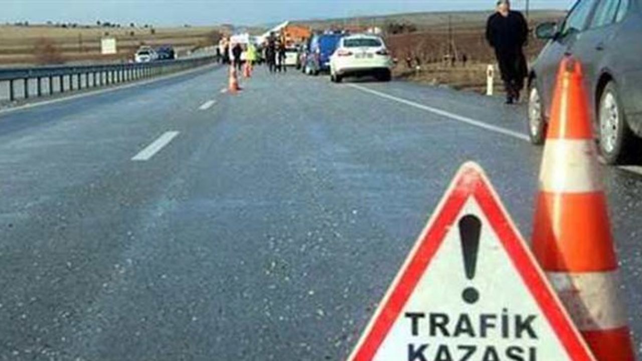 Antalya'da refüje çarpan otomobildeki 3 kişi öldü