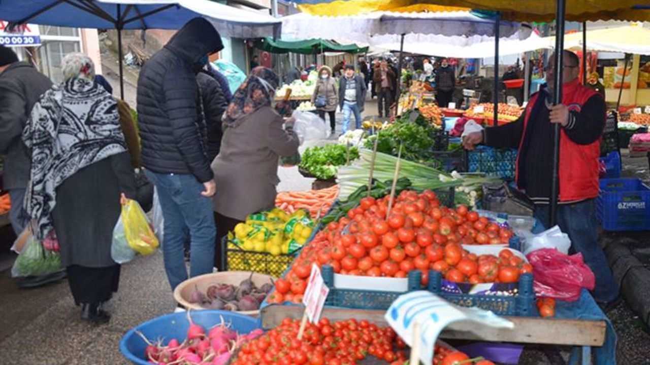 Artan gıda fiyatlarına pazarcılar da yurttaşlar da isyan etti: "Meyve almak artık lüks oldu"