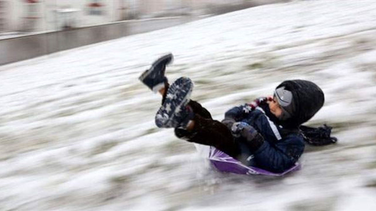 Kars'ta kar yağışı nedeniyle bazı okullarda eğitime ara verildi