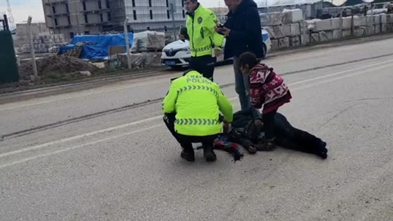 Kazada yaralanan annesinin başından ayrılmayan çocuğu polis teselli etti