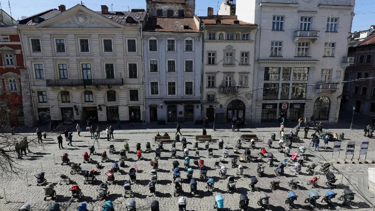 Lviv'de yürek burkan görüntü: Ölen çocuklar böyle anıldı