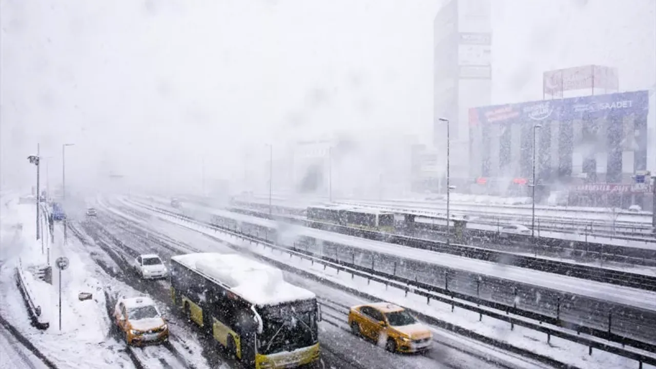 Meteoroloji 'İstanbul' için uyardı: Kar yarın geri dönüyor, Cumartesi çok kuvvetli olacak!