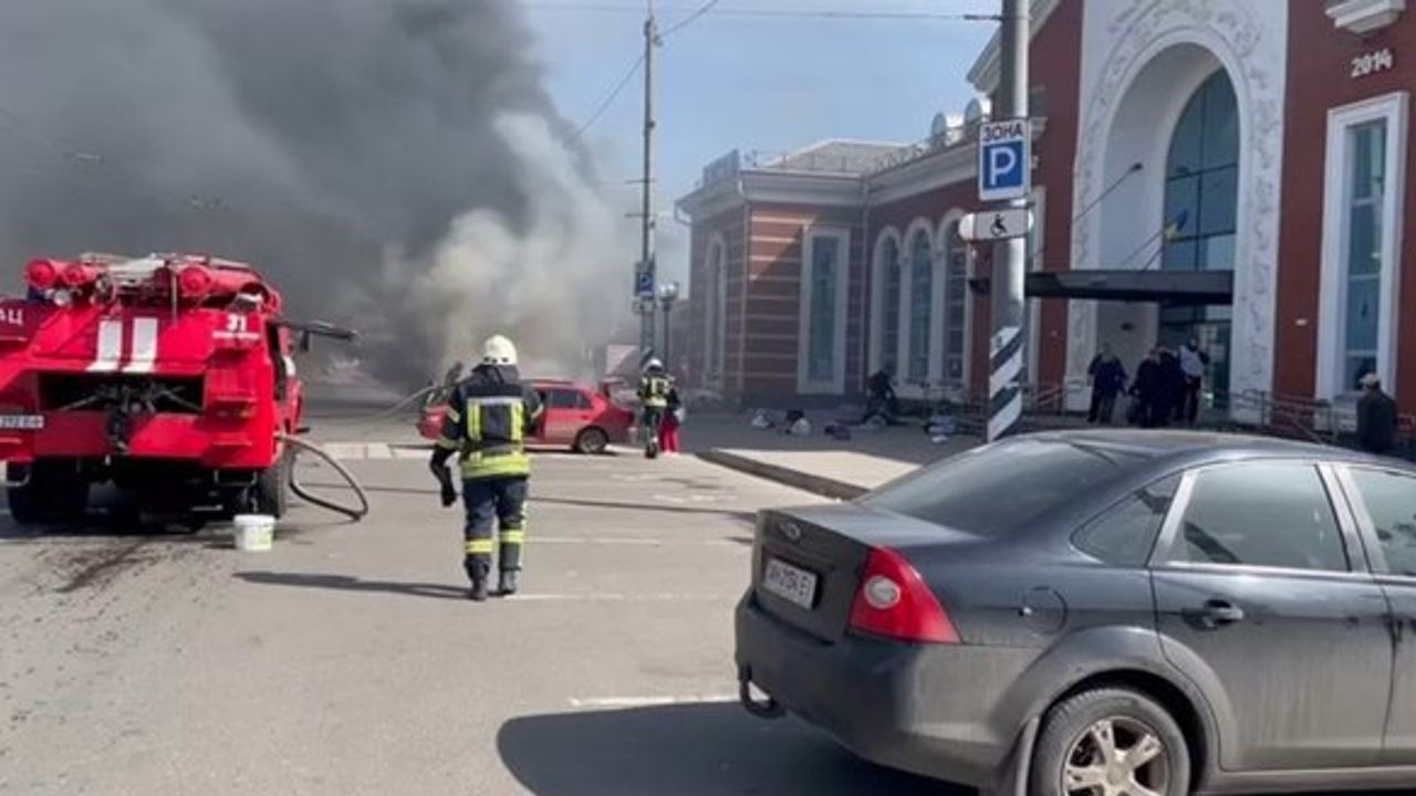 Ukrayna'dan flaş açıklama: Rusya sivillerin olduğu tren istasyonunu vurdu