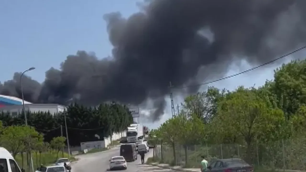 İstanbul  Tuzla 'da fabrika yangını: Birçok ilçeden görülüyor!