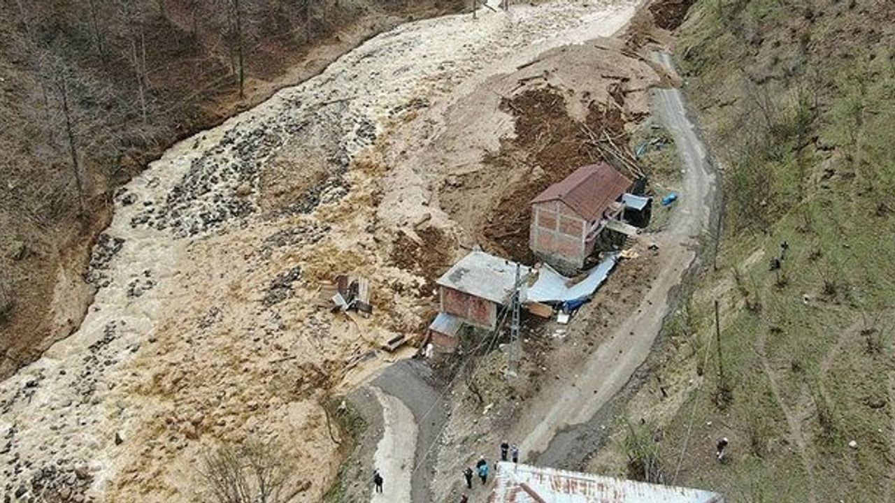 Trabzon'da korkutan anlar! 5 ev toprak altında kaldı: "Kıyamet kopuyor zannettik"