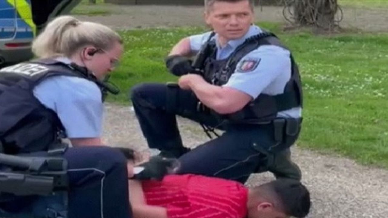 Almanya'da polislerin 13 yaşındaki Türk çocuğa sert müdahalesi tepki çekti