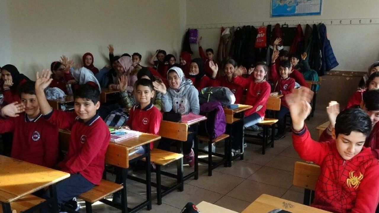 Milli Eğitim Bakanlığı’ndan Suriyeli ailelere hediye: Cüzdan, havlu, şemsiye