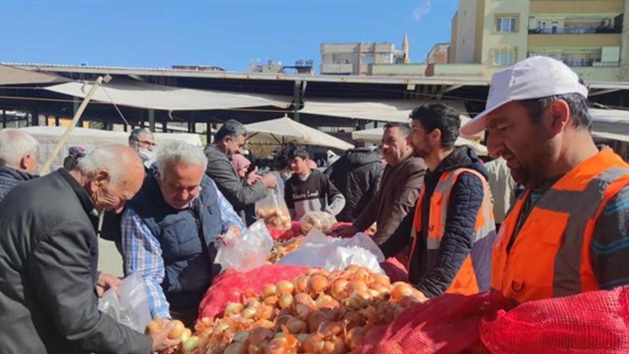 Belediye pazara tezgah açtı: Patates ve soğan sattı