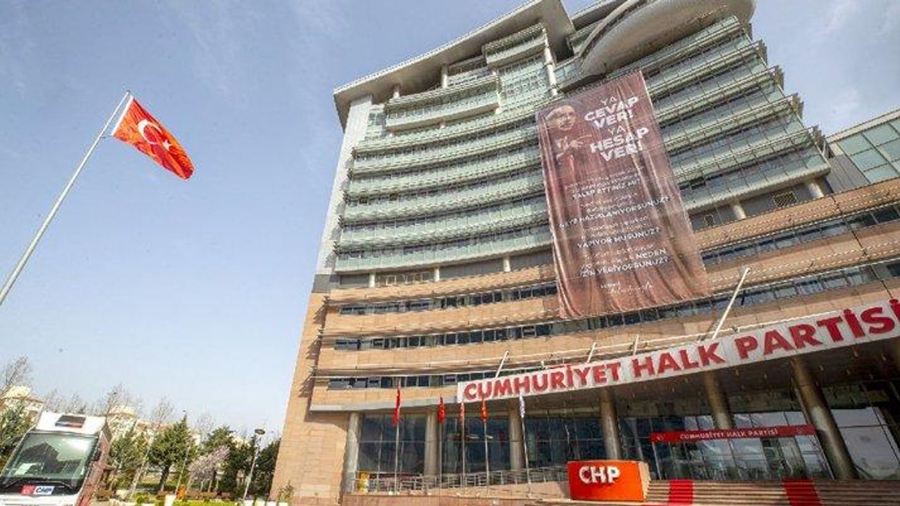 Kılıçdaroğlu’nun iktidara yönelttiği dört soru CHP Genel Merkezi’ne asıldı