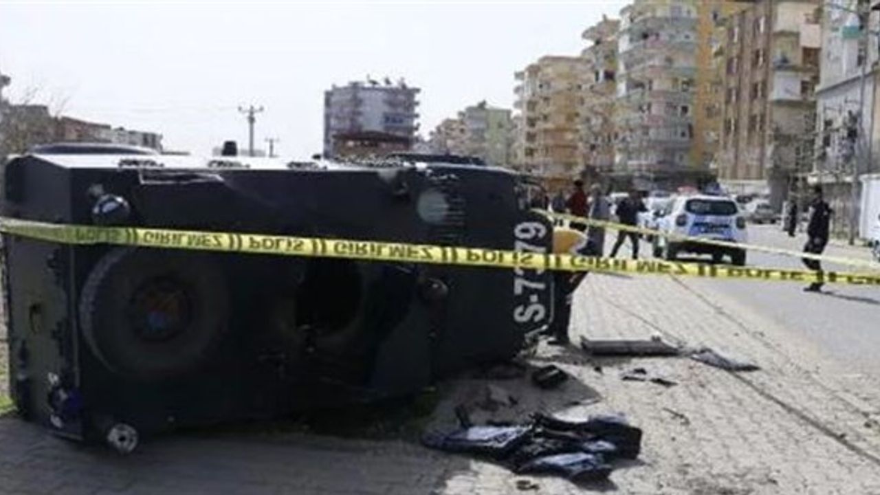 Diyarbakır'da zırhlı araç ile hafif ticari araç çarpıştı: 1'i polis 3 yaralı