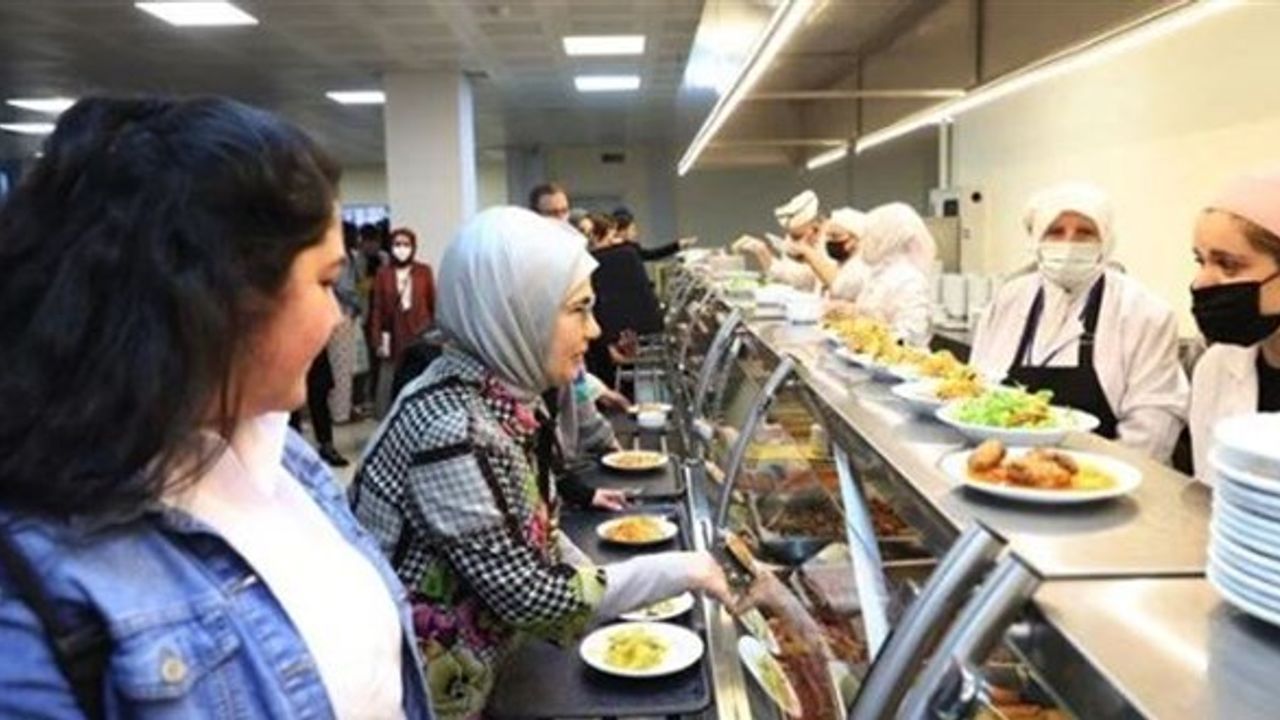 Emine Erdoğan, KYK Yurdu'nda kalan kız öğrencilerle iftar yaptı