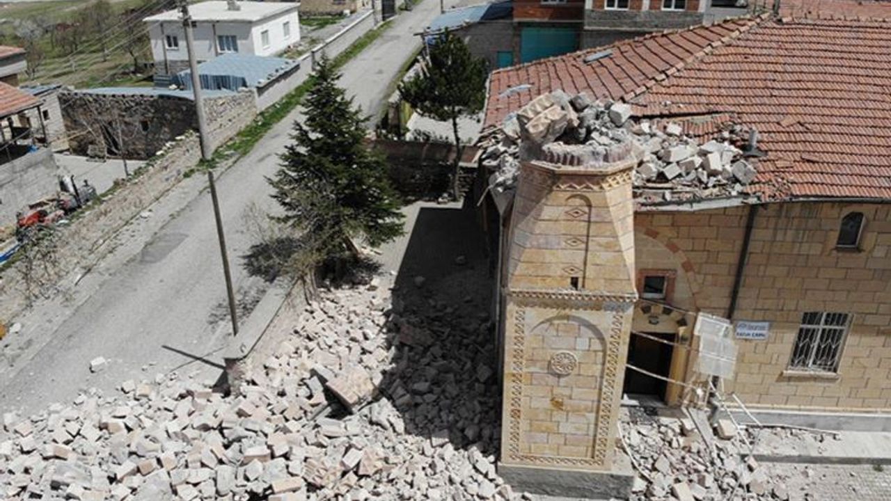 Fırtına cami minaresini yıktı
