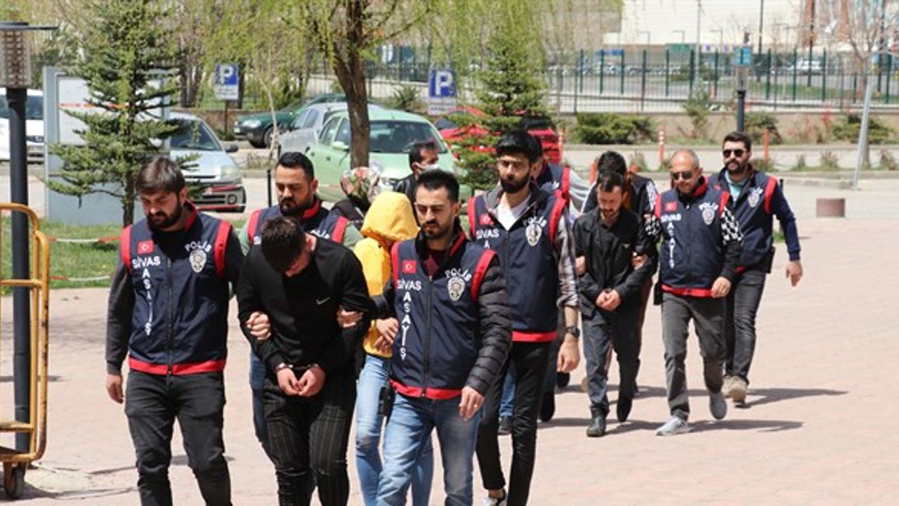 Sivas'ta 27 evden hırsızlık yapan 4 şüpheliden 3'ü tutuklandı