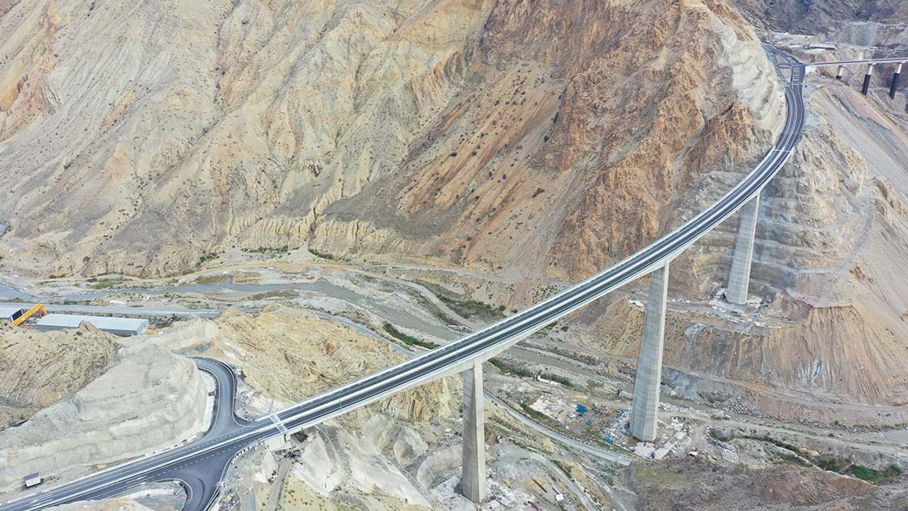 Yusufeli Barajı'nın 39 tünelli yolları tamamlandı