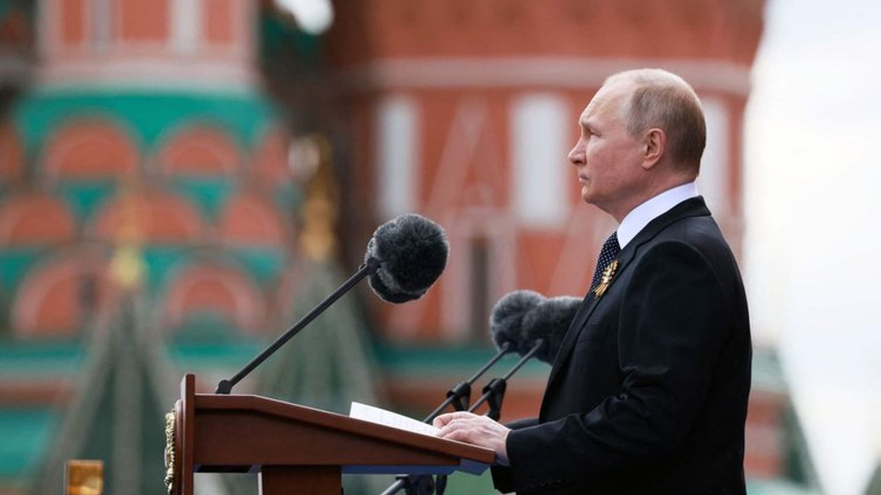 Putin dünyaya seslenirken bir anda ekranda belirdi! Rusya'yı karıştıran mesaj