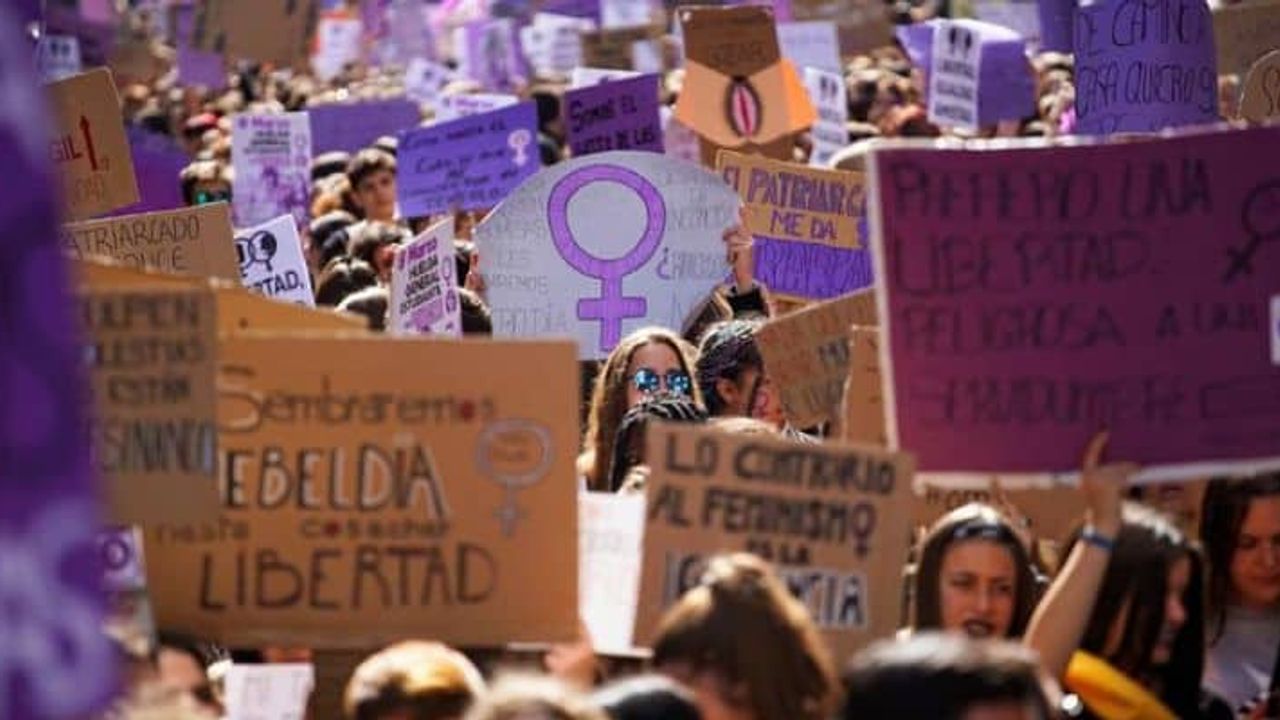 İspanya’da yeni yasa: 16 yaş üzerine aile izni olmaksızın kürtaj hakkı, ayda beş gün regl izni