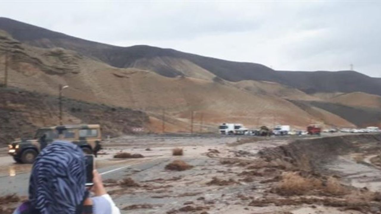 Iğdır'da yağmur sonrası heyelan: Iğdır-Erzurum yolu kapandı