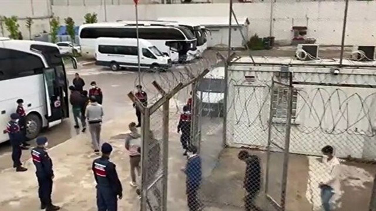 İstanbul'da yakalanmışlardı: 449 düzensiz göçmen sınır dışı edildi