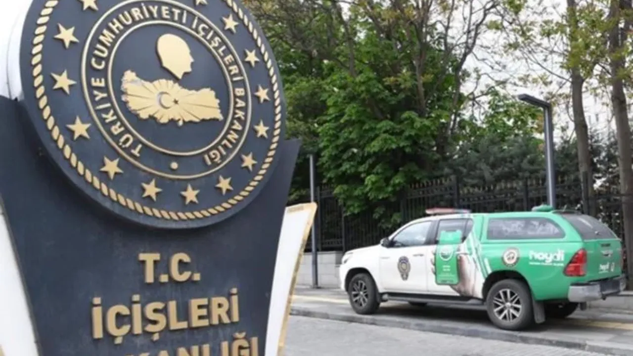 Ümit Özdağ İçişleri Bakanlığı önünde 'Hayvan Durum İzleme' araçlarıyla karşılandı