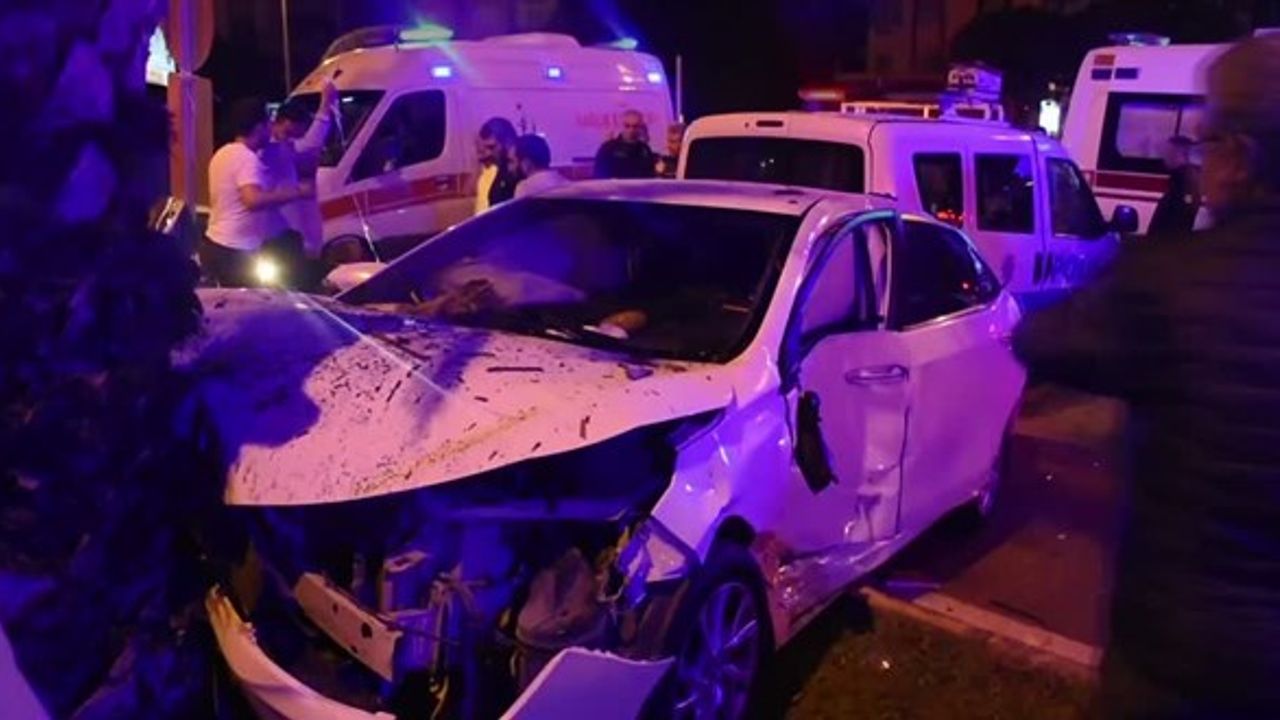 Polis aracıyla otomobilin çarpışması sonucu 1'i polis, 4 kişi yaralandı