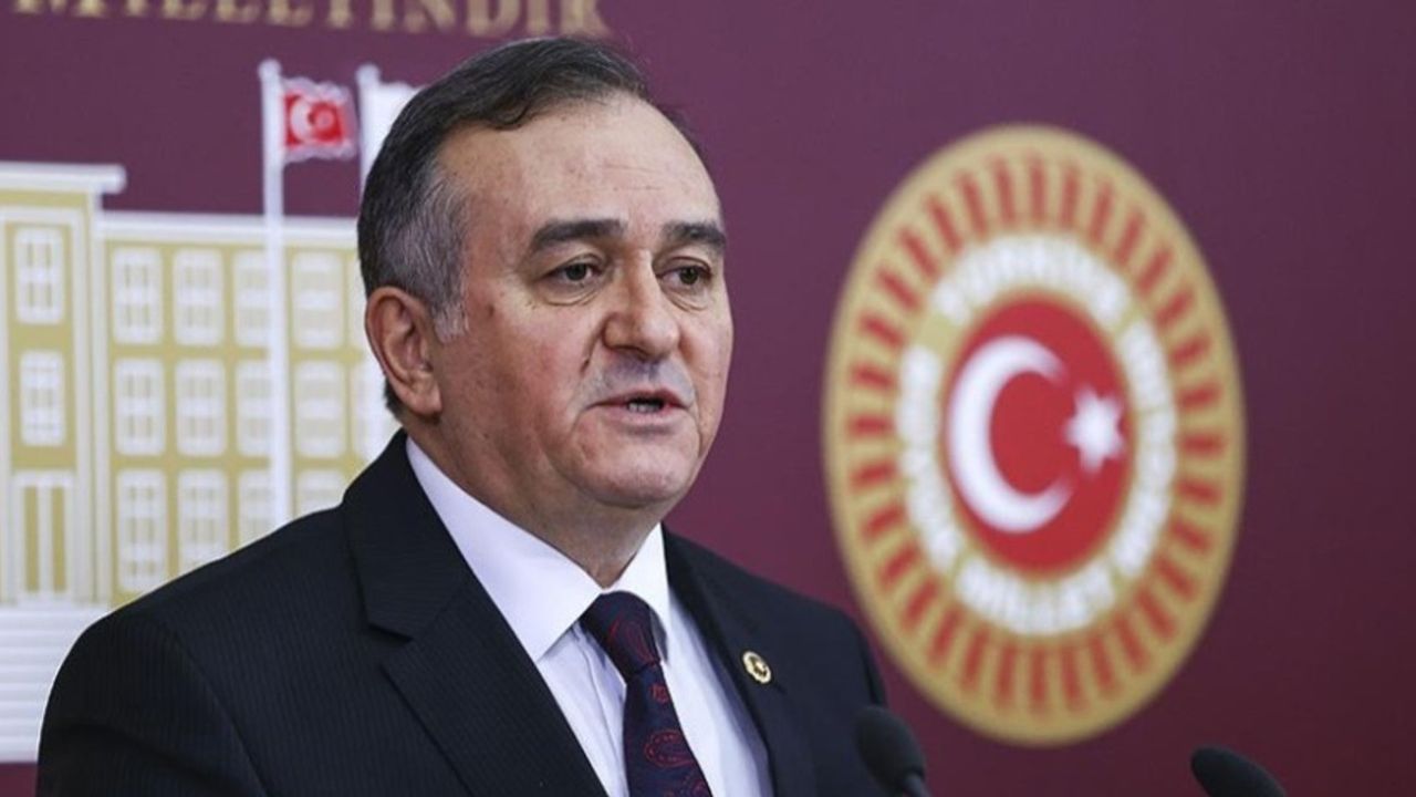 MHP’li Akçay: Davutoğlu, siyaset çöplüğündeki yerini garantilemiştir