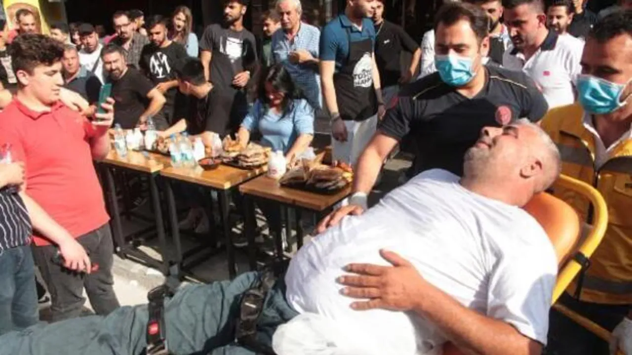 Adana'da acılı tost yeme yarışması: Beşinci tostunu yerken bayıldı, kafasından aşağı su döküldü