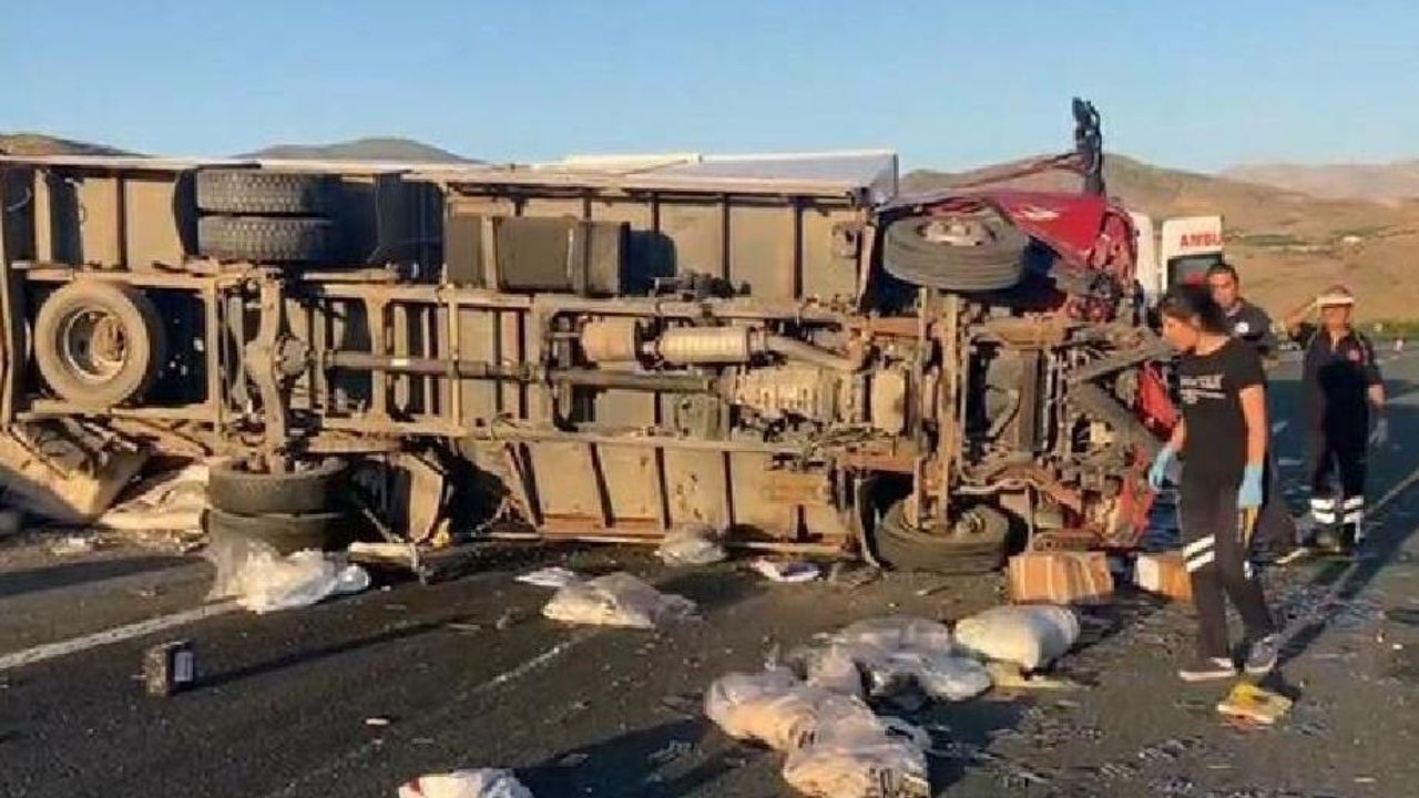 Yolcu otobüsüyle kamyon çarpıştı: 17 yaralı