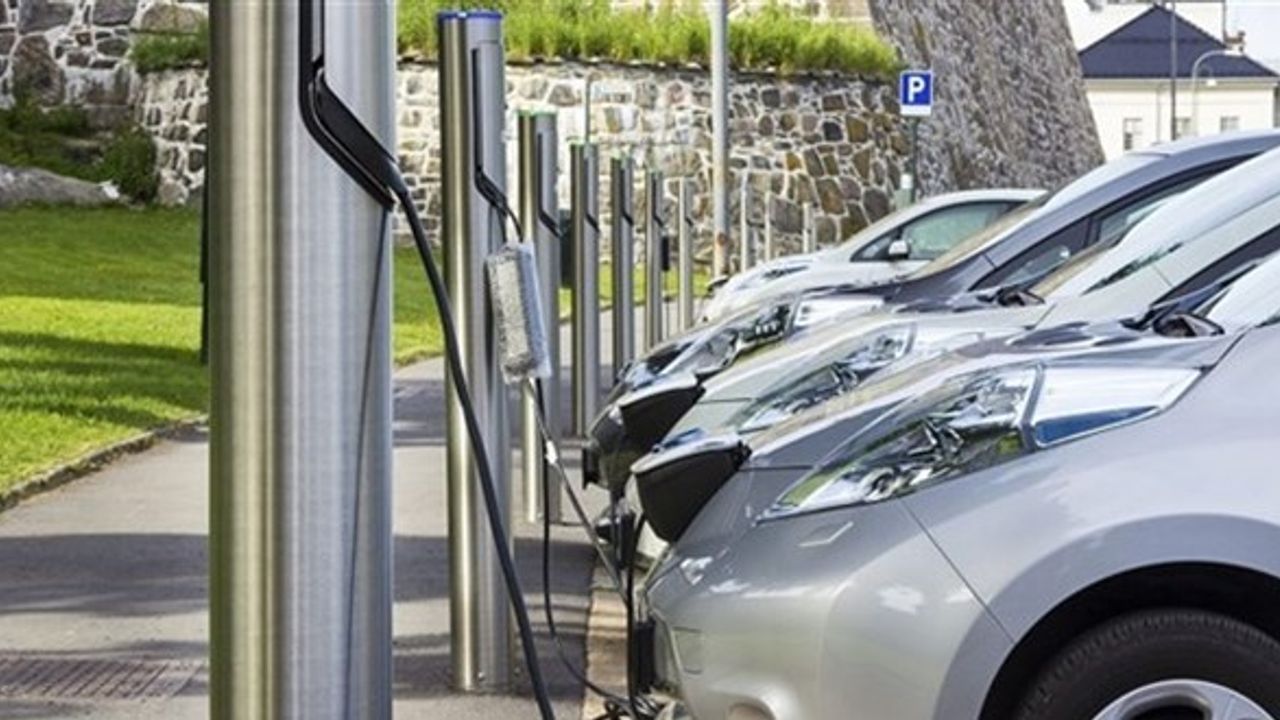 Bakan Dönmez: "2030'a kadar elektrikli araç şebeke altyapısı için 1 milyar dolarlık yatırım yapılacak"