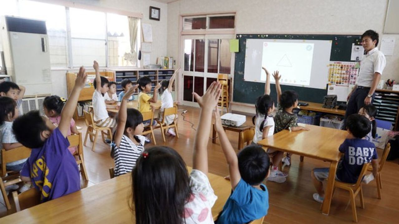 Kovid salgınından dolayı sert tedbirler uygulayan Japonya'da bir ilk: Öğrenciler yemekte birbirleriyle konuşabilecek