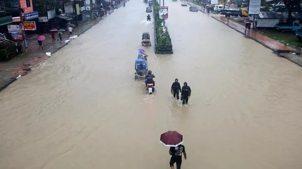 Hindistan ve Bangladeş'te başlayan muson yağmurları onlarca can aldı