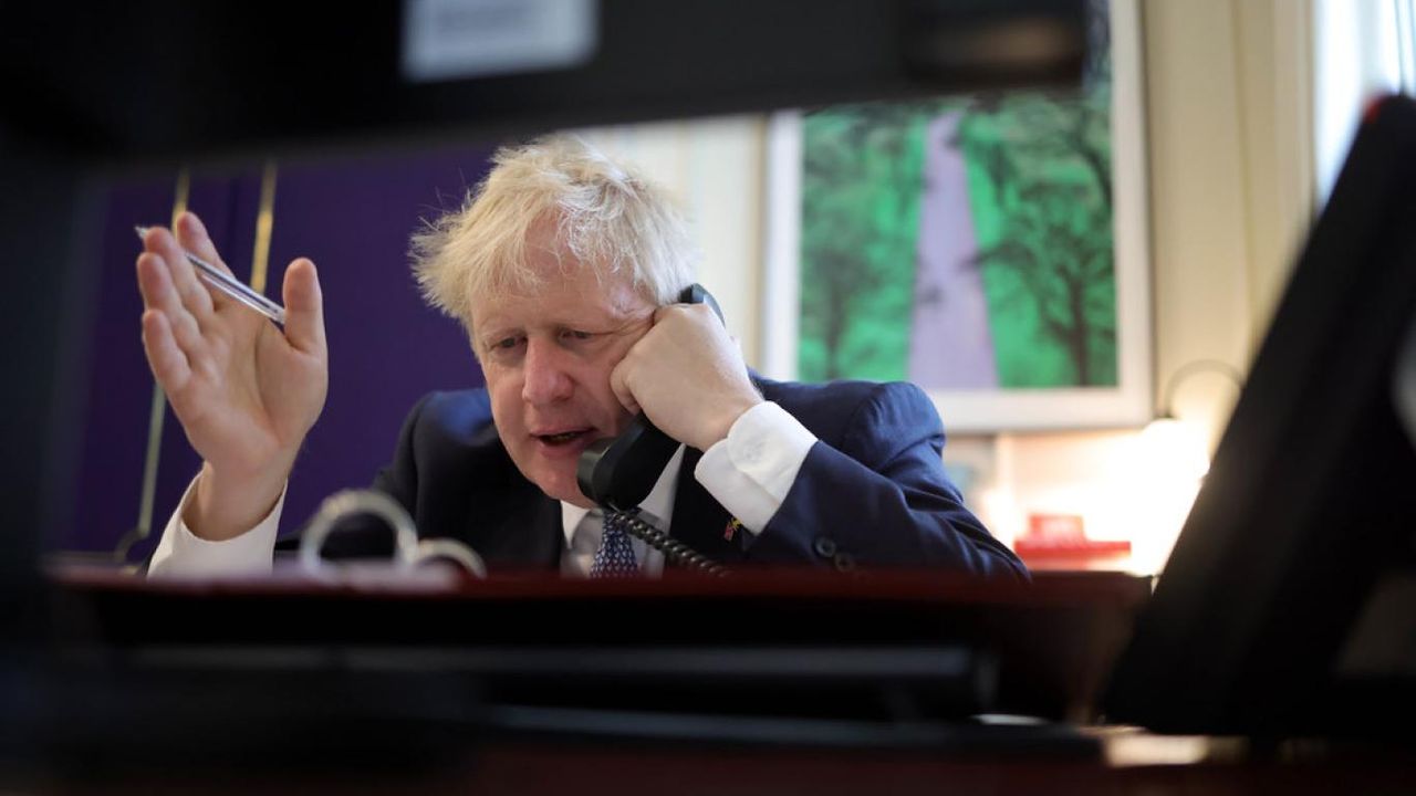 Partisinden güvenoyu alan Boris Johnson, koltuğunu 1 yıllığına sağlama aldı