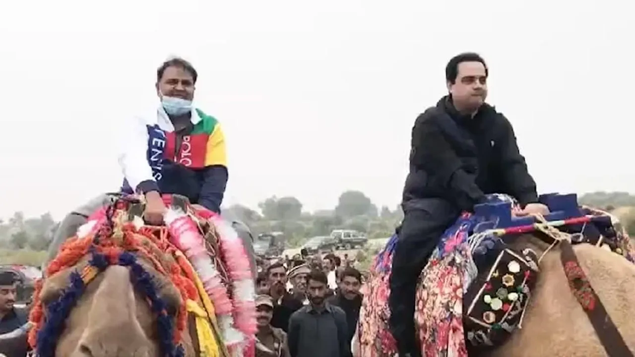 Pakistanlı bakan akaryakıt zamlarını deveye binerek protesto etti